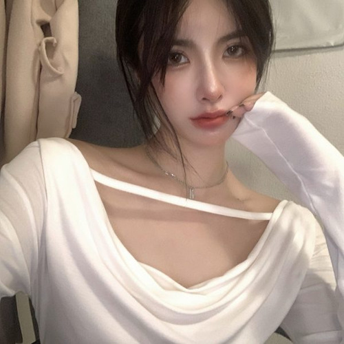 Unique off-shoulder top with a sweet yet edgy design—perfect as a chic, niche-style base layer for women, ideal for pairing with long sleeves in fall and winter.