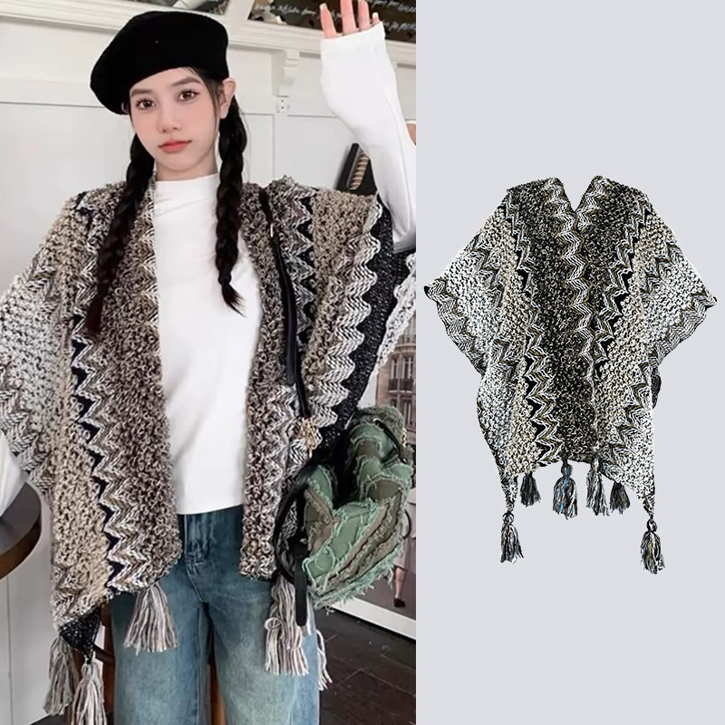 Viaje en el oeste de Sichuan vestido con una capa de chal de peluche de Yunnan Xinjiang de otoño y invierno estilo nacional de punto capa de rayas