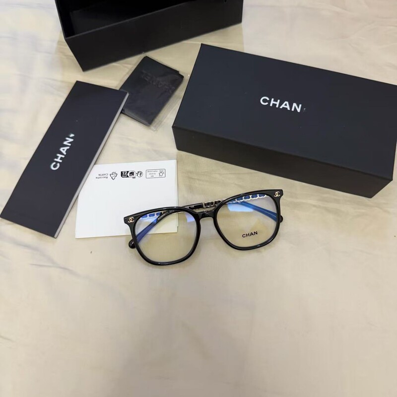 The highest quality Chanel CH3472 black frame glasses, a makeup essential, with chain, suitable for prescription lenses and blue light protection The highest quality Chanel CH3472 black frame glasses, a makeup essential, with chain, suitable for prescription lenses and blue light protection