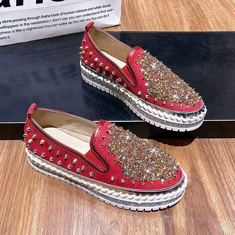 Весенне-осенние мужские слипоны Kuaishou для влиятельных лиц, универсальная модная обувь для пар в корейском стиле с социальными заклепками для молодых мужчин.