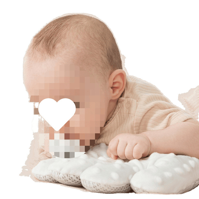 El bebé le da unas palmaditas en el trasero para conciliar el sueño.