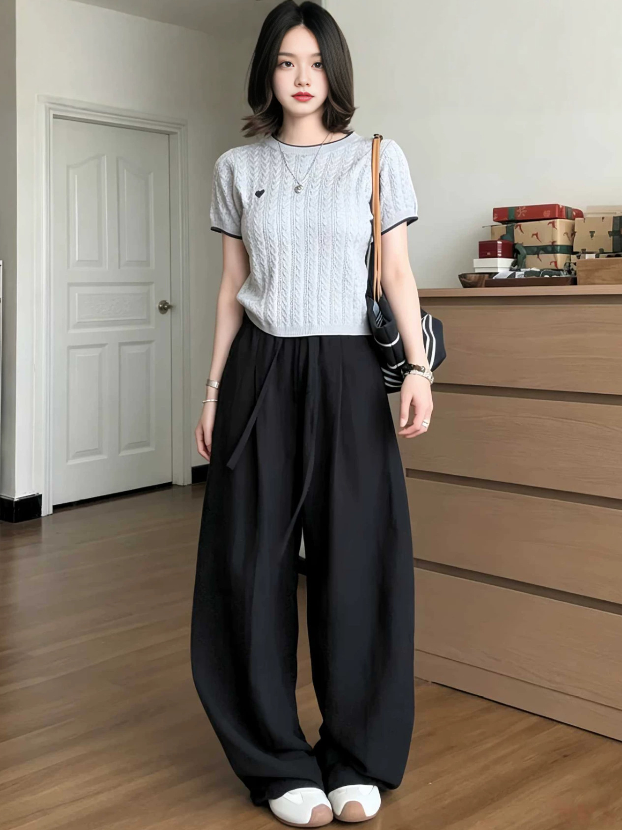 Áo thun nữ cổ tròn tay ngắn dệt kim nhẹ họa tiết trái tim — Màu xám (tặng bảo hiểm vận chuyển)