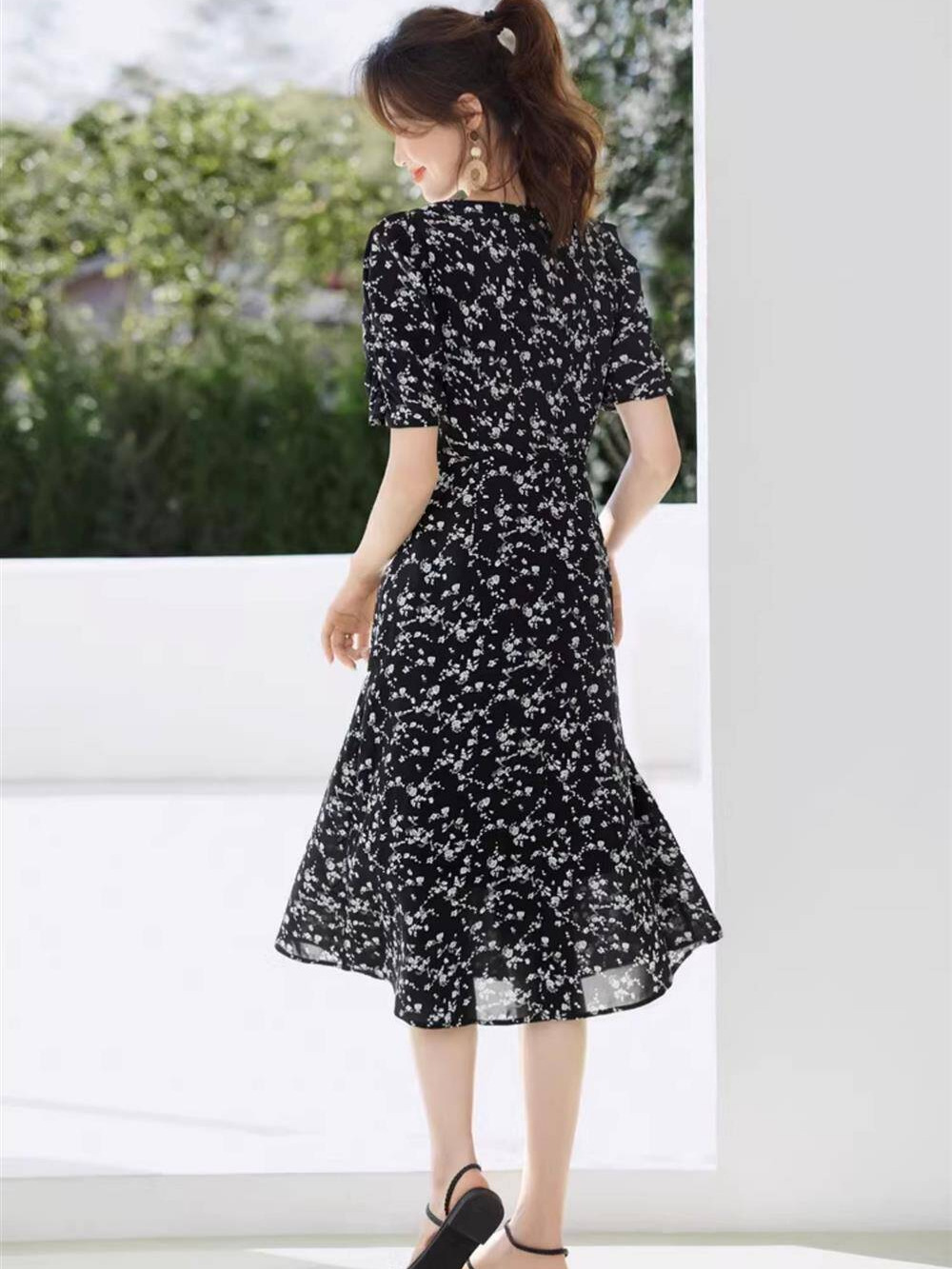 Đầm nữ tay phồng bồng, thiết kế eo thon, dáng suông midi họa tiết hoa trắng trên nền đen — Hoa màu trắng trên nền đen