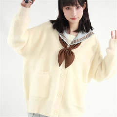 春秋の秋JKニットのカーディガンはゆったりとしています。