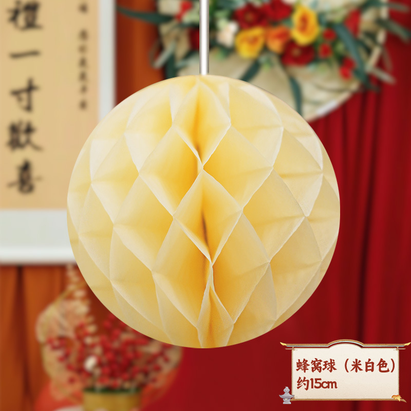 El primer aniversario del bebé decora la escena de la linterna roja, columna de panal, accesorios ceremoniales chinos.