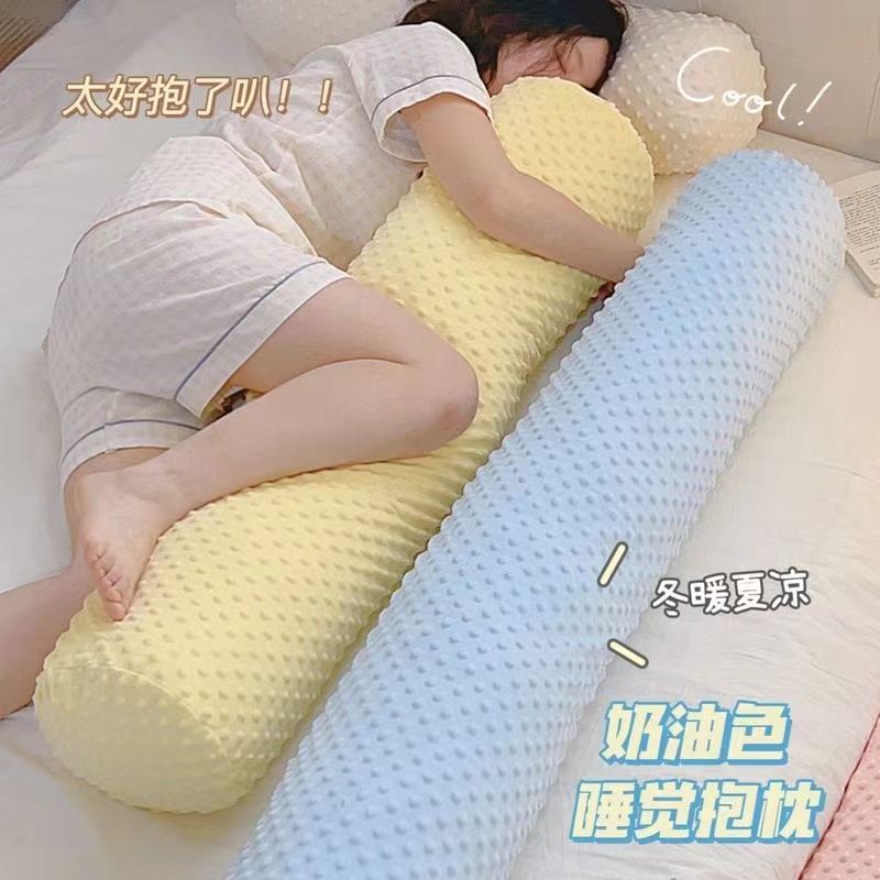 豆の毛の長い足を挟んで枕を抱きます。女性は寝ます。|undefined