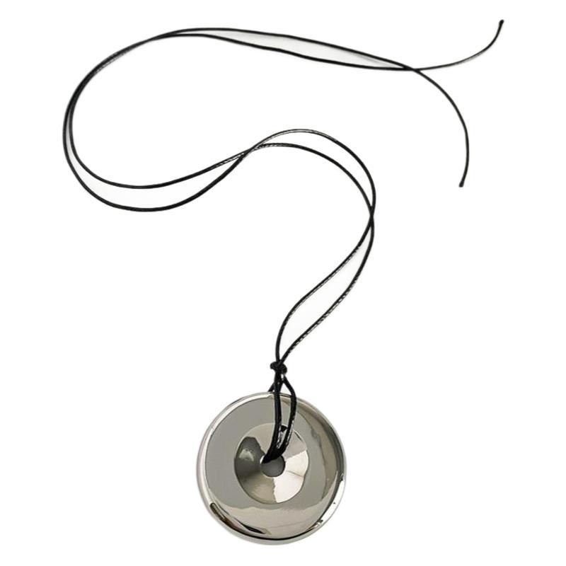 Svart läderhalsband med modernt hänge för män_voghion.com