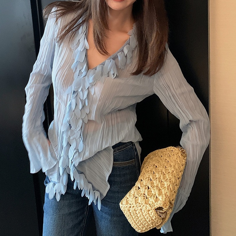 温柔法式花瓣v领蓝色女士衬衫2025年早秋新款高级设计感长袖上衣|undefined