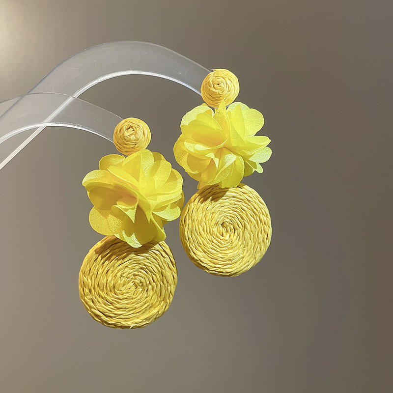 Pendientes colgantes redondos con flores de tela y aguja plateada