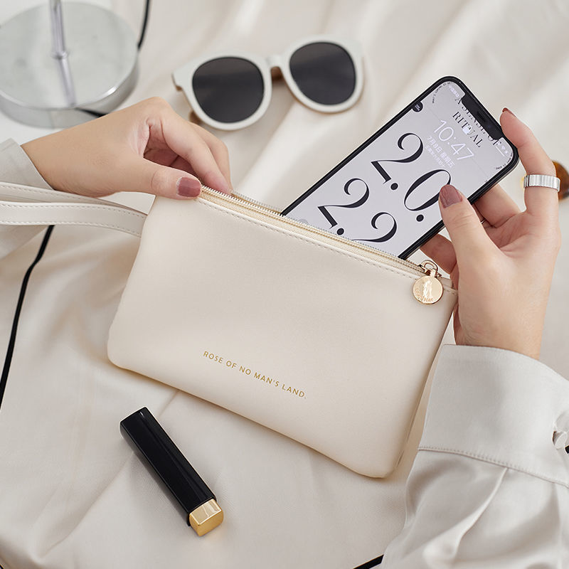 Bolsa de teléfono móvil para mujeres 2023 nuevo cuero ligero portátil de alto grado Mini bolsa de cosméticos de almacenamiento pequeño impermeable
