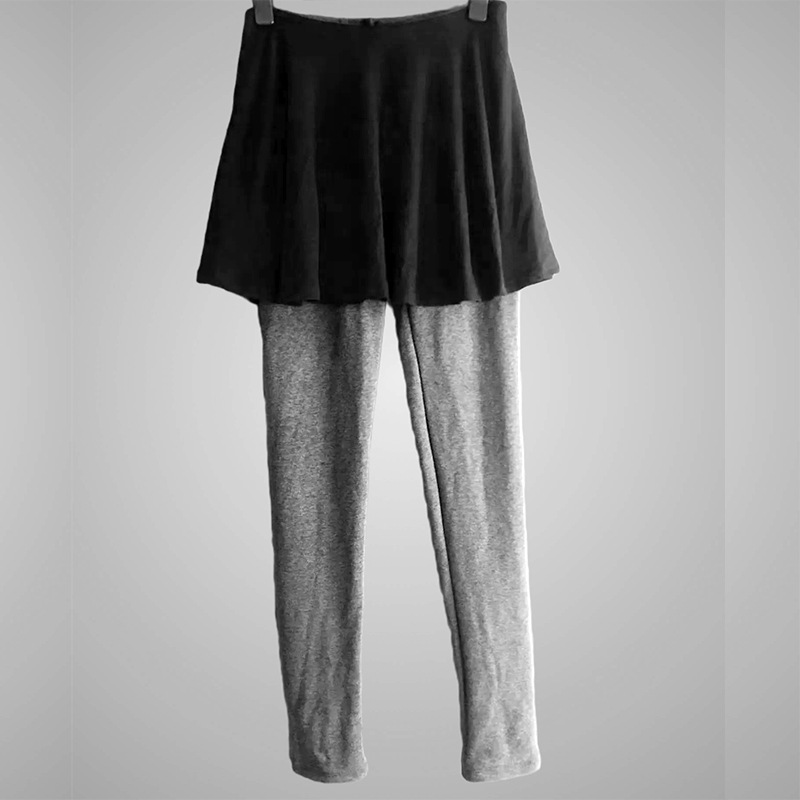 검은 치마 회색 바지