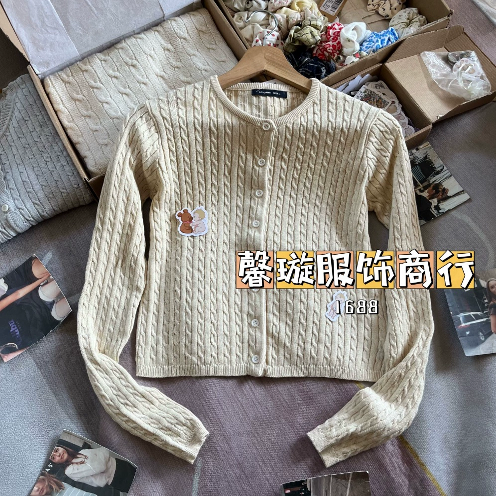 Кардиган-свитер, slim fit, белый пин с косичкой/косой детали, один размер, изделие из вязаного узором трикотажа