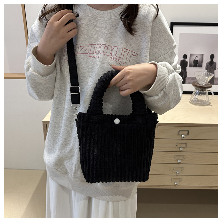 2025 New niche and fresh bucket bag, cute, fashionable and casual crossbody bag, versatile solid color handbag wholesale undefined