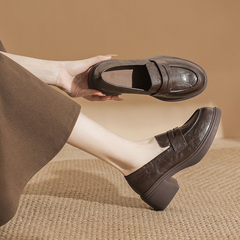 新款软皮圆头深口粗跟单鞋女厚底乐福鞋粗跟一脚蹬学院风小皮鞋女