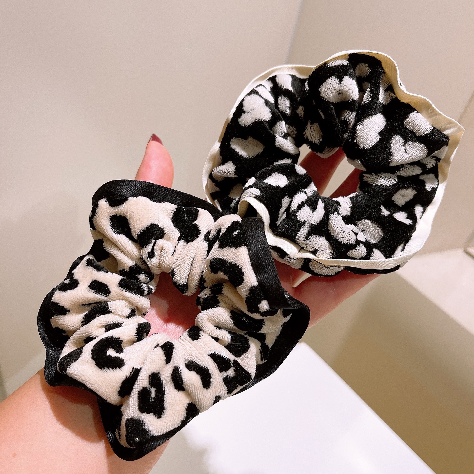Autumn And Winter Retro Wild Wave Dot Hair Rope Leopard Print Plush Hair Circle Head Rope display picture 7
