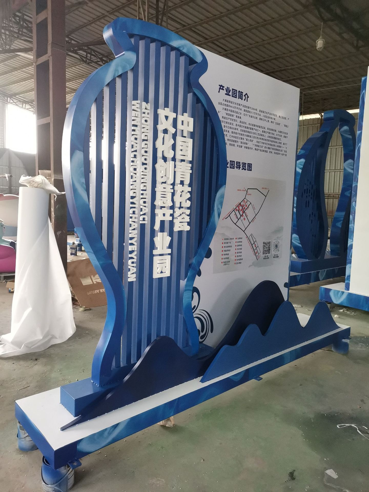 玻璃钢  旋转楼梯 滑梯GRG异形造型道具 FRP商场摆台 精神堡垒