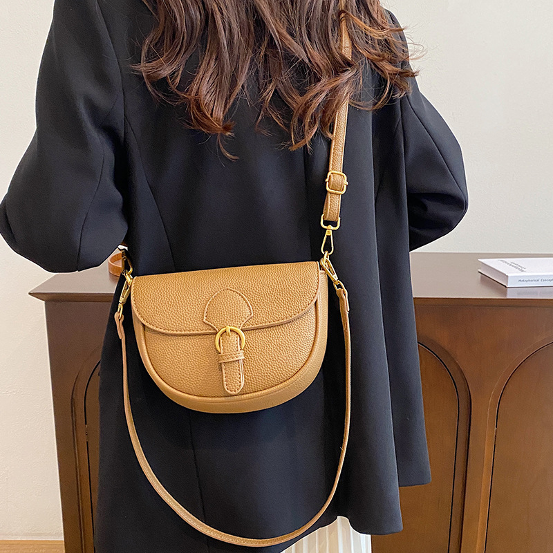 Women's Medium Pu Leather Solid Color Vintage Style Classic Style Sewing Thread Oval Magnetic Buckle Shoulder Bag display picture 11