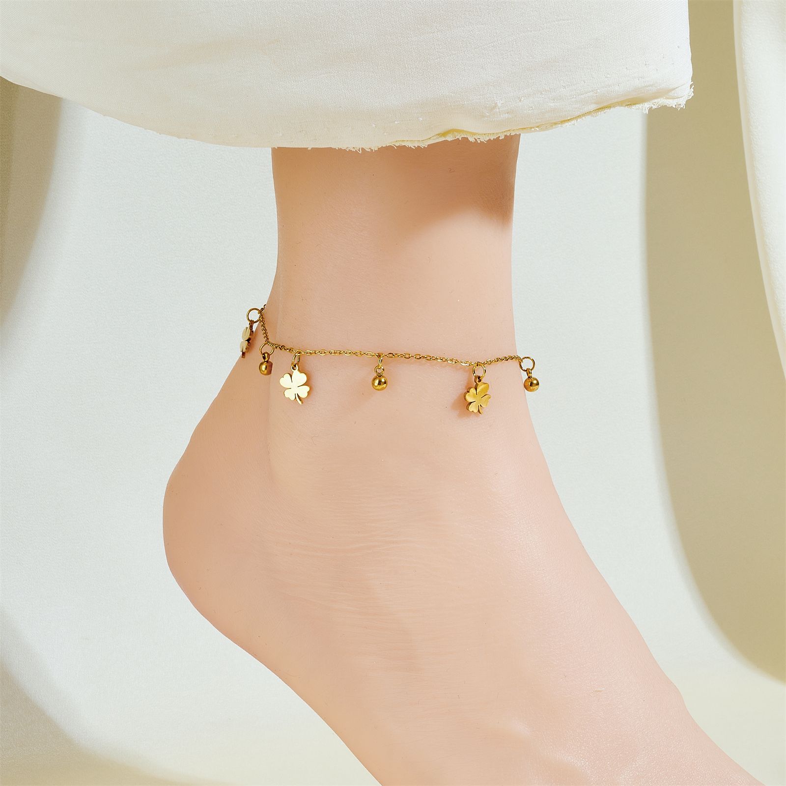 [Total cuerpo de acero de titanio] acero de titanio de titanio dorado cuatro hojas pulseras de tobillas de estilo europeo y americano para mujeres pulseras de lujo ligeras de color chapado