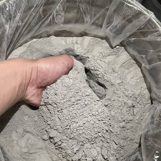 Cement-based permeable crystalline waterproof coating for basement swimming pool roof exterior wall waterproof coating