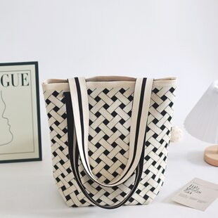 Capacious knitted one-shoulder bag, western style