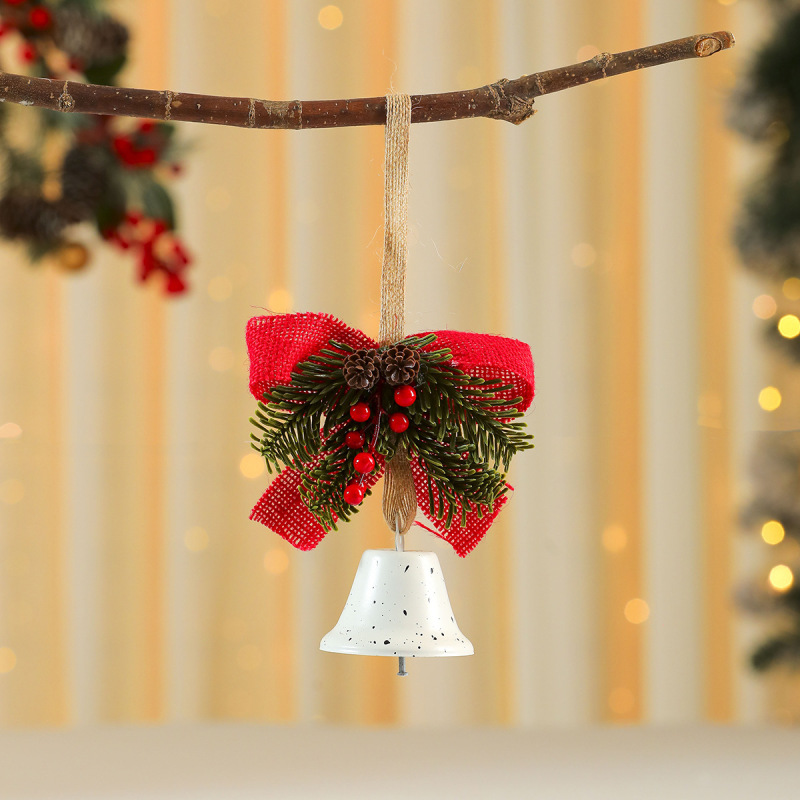 国境を越えた新しいクリスマスベルの扉にベルをかける赤果松果風鈴クリスマスツリーがクリスマス装飾品を飾っている|undefined