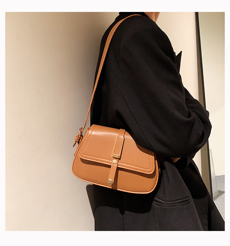 Retro Solid Color Buckle Type Messenger Saddle Bag Wholesale Nihaojewelry display picture 5