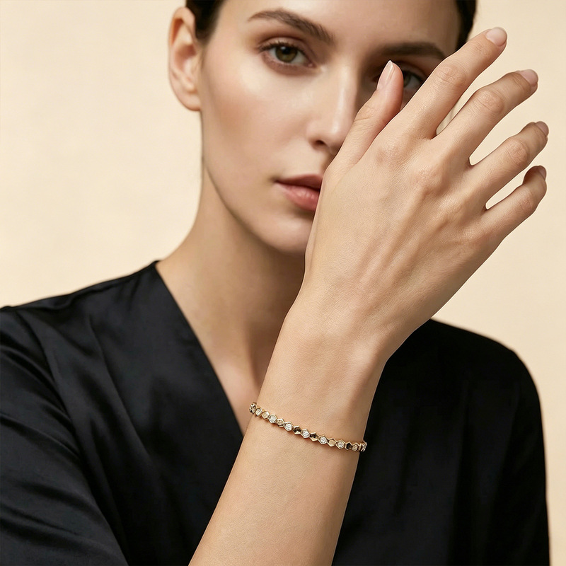 Popular Luxury Honeycomb Bracelet Plated with 18K Gold, Finely Carved Honeycomb Surface, Fully Encrusted with Diamonds, Stackable Bracelet Popular Luxury Honeycomb Bracelet Plated with 18K Gold, Finely Carved Honeycomb Surface, Fully Encrusted with Diamonds, Stackable Bracelet