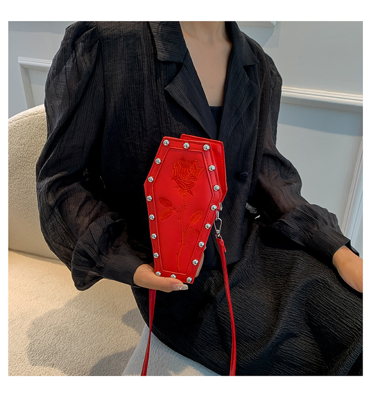 Borsa a tracolla da donna a forma di bara stile gotico nero_voghion.com