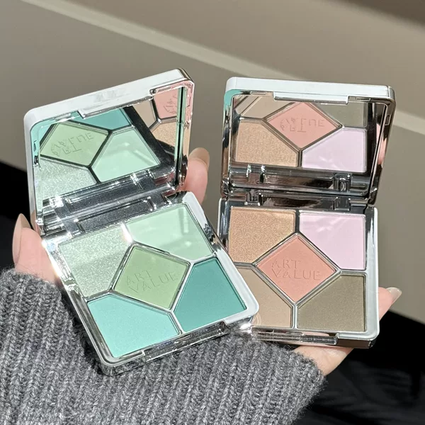 Dream Bear Five-color Eye Shadow Plate Not Easy to Fly Powder Fine Low Saturation Dark Face Makeup Student Hair