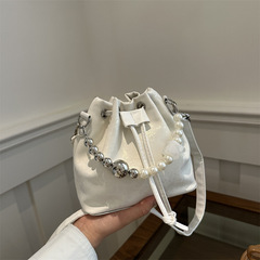設計感小眾包包女夏天百搭2024新款時尚褶皺斜挎包今年流行水桶包