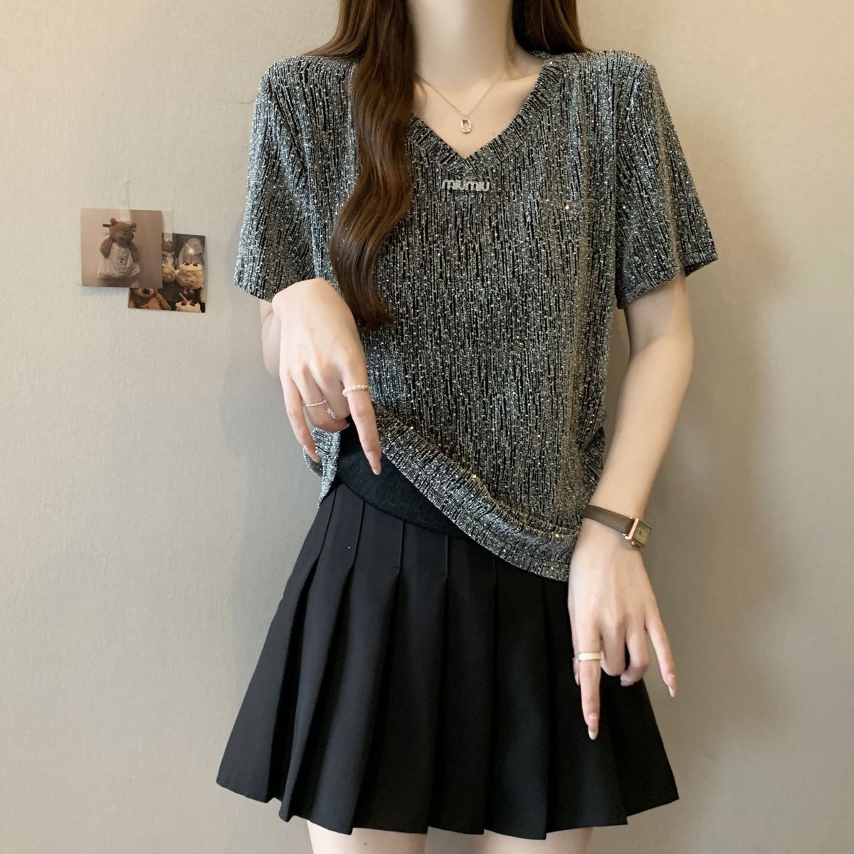 Camiseta de manga corta con cuello en V de seda brillante de talla grande para mujer verano 2024 nuevo estilo suelto y delgado top de mm gordo para mujer image 8