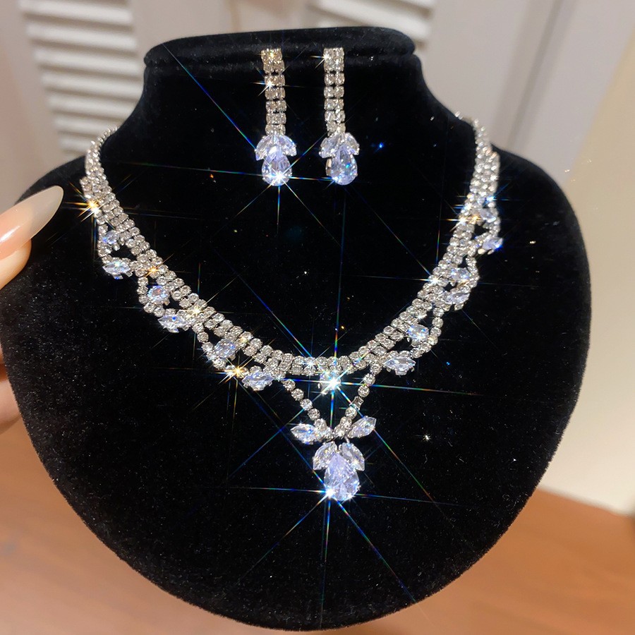 Collar de pendientes de diamantes con gotitas de agua transfronterizas europeas y americanas, colgante de moda de lujo ligero, cadena de clavícula, celebridad de Internet, joyería de alta gama, mujer