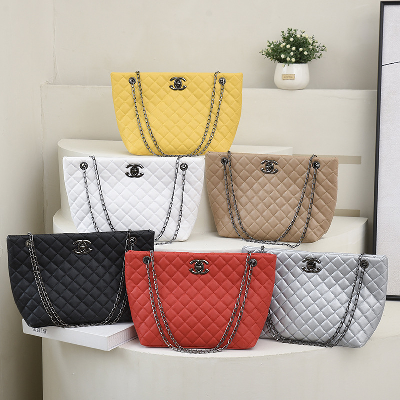 Bolso tote estilo Chanel 2025 para mujer, bolso bandolera acolchado con cadena, venta al por mayor para comercio exterior.