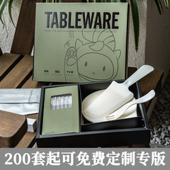 誕生日ケーキのナイフとフォークの使い捨て食品級のプラスチック食器のろうそくの帽子はlogo七合一箱を詰めます。