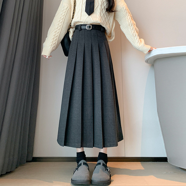 Fitted demi-season pleated skirt