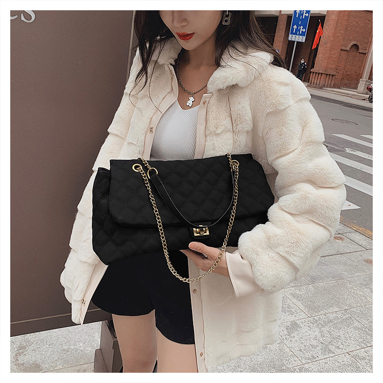 The new diamond-shaped chain bag for women is a trendy and fashionable matte single-shoulder armpit bag for commuting. The large-capacity crossbody bag is a cross-border trend undefined