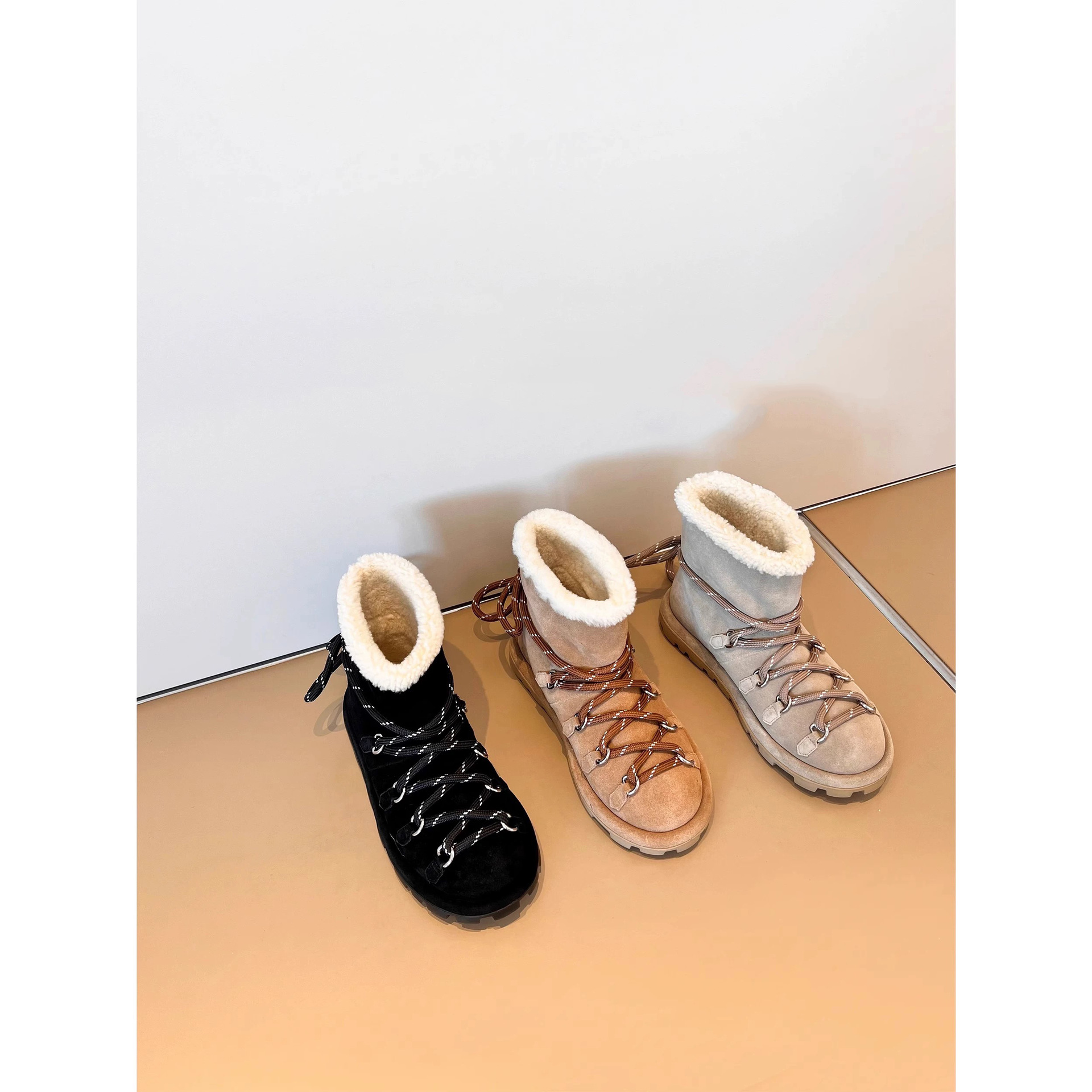 2024 새로운 스노우 부츠 여성용 따뜻한 플랫 울 짧은 부츠 수량 및 가격 광저우 진짜 가죽 신발