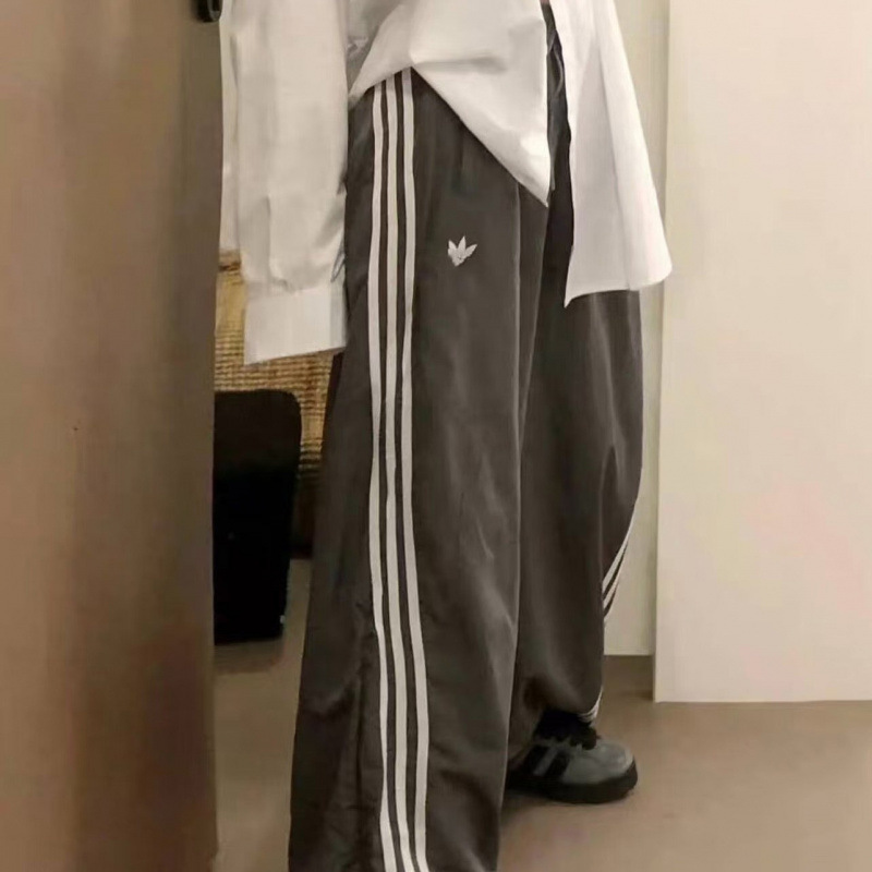 Classic Three-Stripe Twist Pants with Embroidered Logo, Unisex Spring and Autumn Fashion Casual Sports Pants, Loose Wide-Leg Pants Classic Three-Stripe Twist Pants with Embroidered Logo, Unisex Spring and Autumn Fashion Casual Sports Pants, Loose Wide-Leg Pants