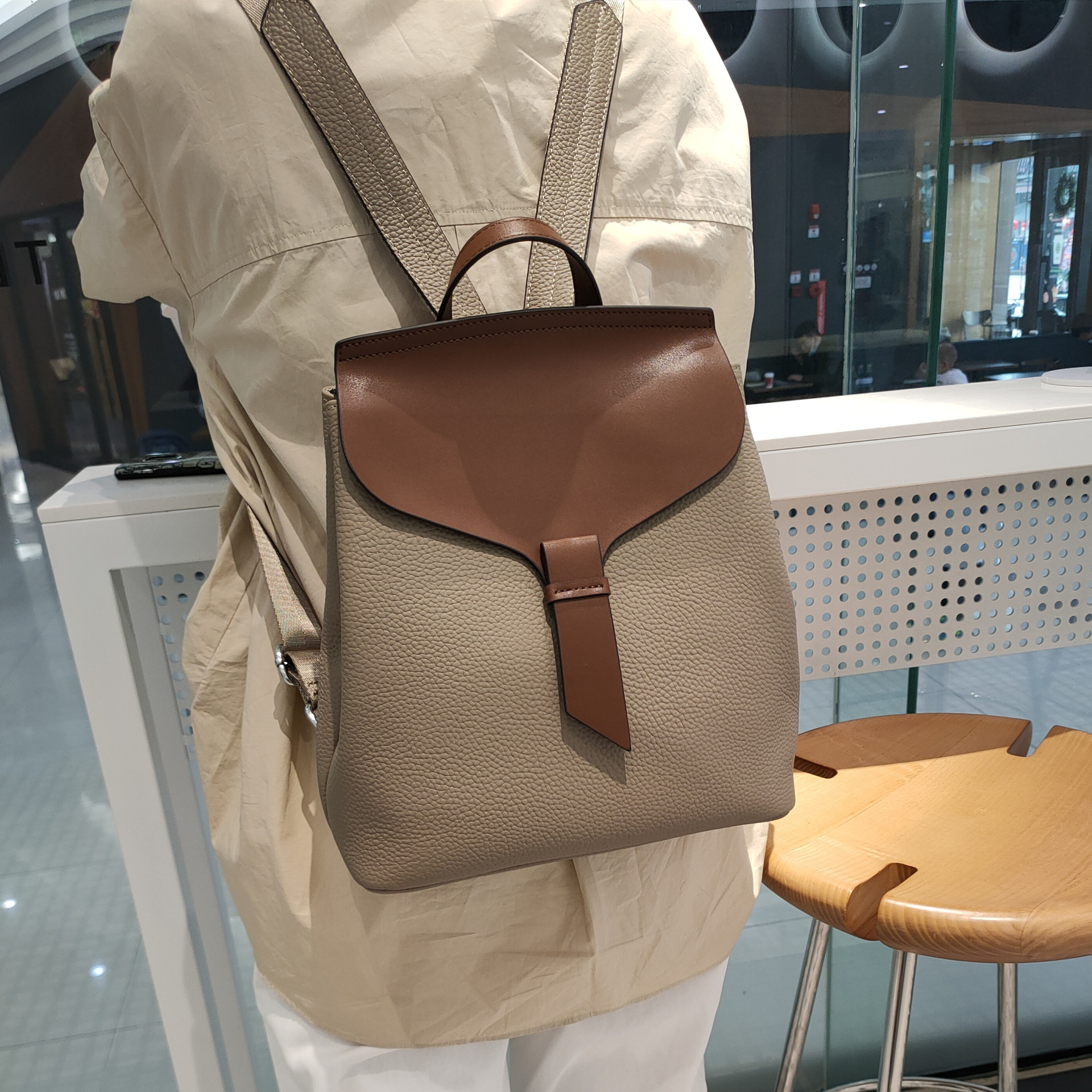 Mochila de piel de vaca de las mujeres 2024 nueva moda de moda bolso de las mujeres del todo fósforo estilo coreano simple casual retro pequeña mochila