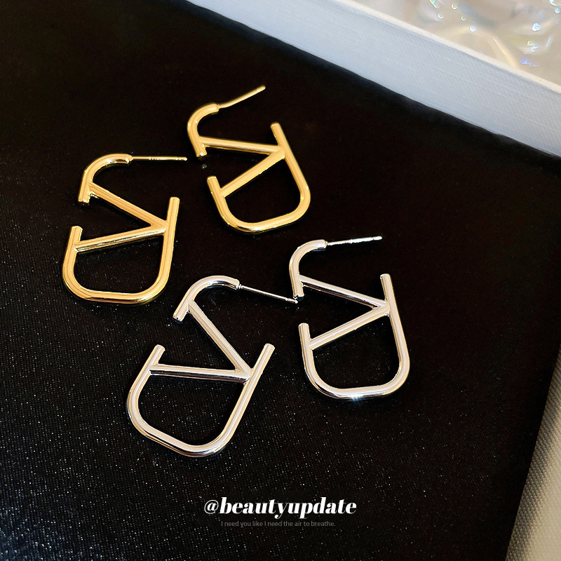 Aguja de plata carta pendientes geométricos de metal estilo frío ins pendientes de diseño personalizado pendientes de moda elegantes del todo-fósforo pendientes