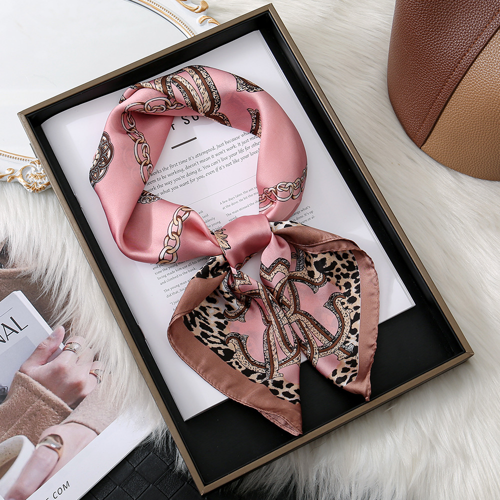 Luz de lujo de alto nivel estampado de leopardo elemento de cadena impresión 70 bufandas de seda simuladas primavera y otoño moda con bufandas de hombro