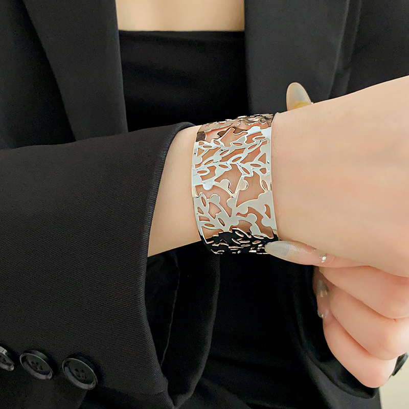 Elegant Exaggerated Geometric Alloy Bangles Wholesale display picture 19