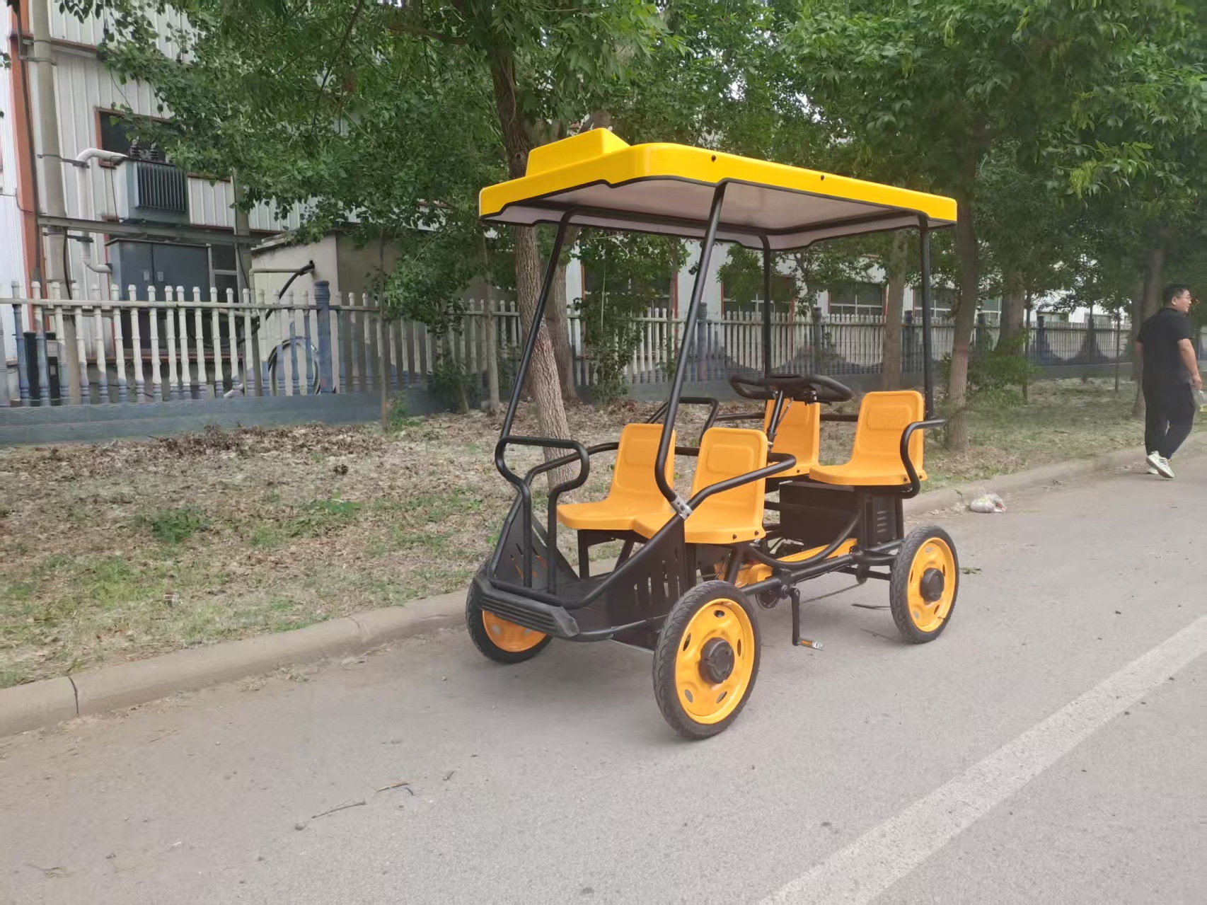 The new Bondson four-seater four-wheel pedal car can assist the scenic area's scan-code system four-wheel sightseeing vehicle
