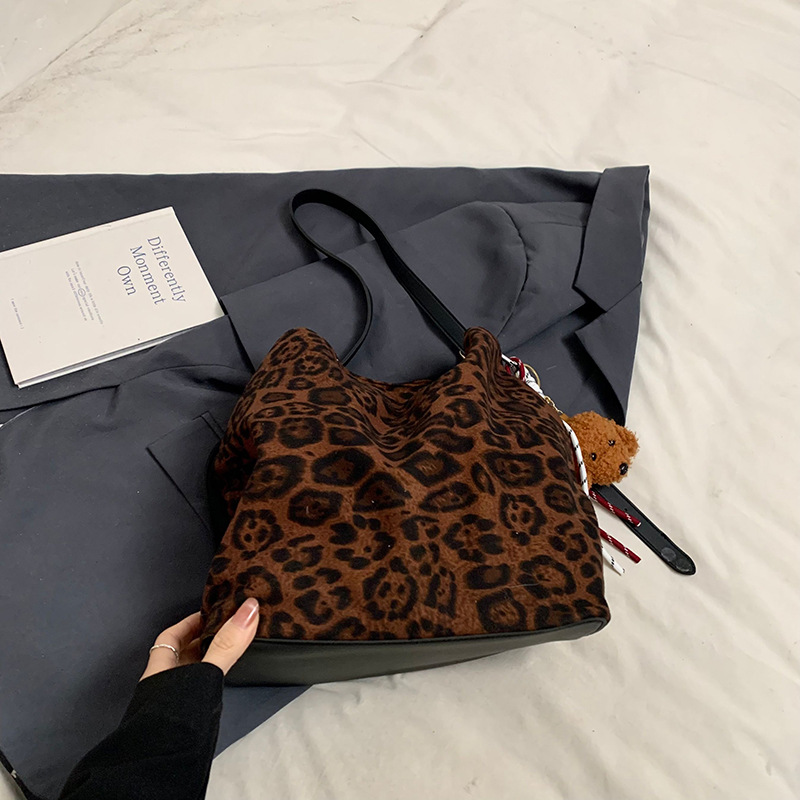 Bolso retro para mujeres 2024 invierno nuevo estilo de moda gran capacidad de alta sensación bolso de moda ocio bolso de hombro