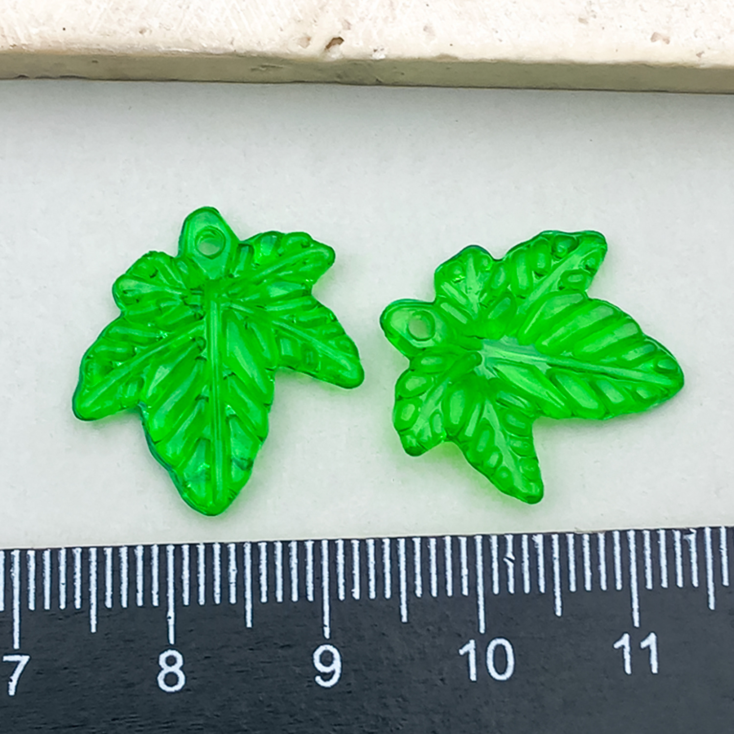 Simulación perforada chapada en color hoja de arce hoja verde hoja de uva accesorios de acrílico transparente hecho a mano pulsera decorativa de bricolaje cuentas