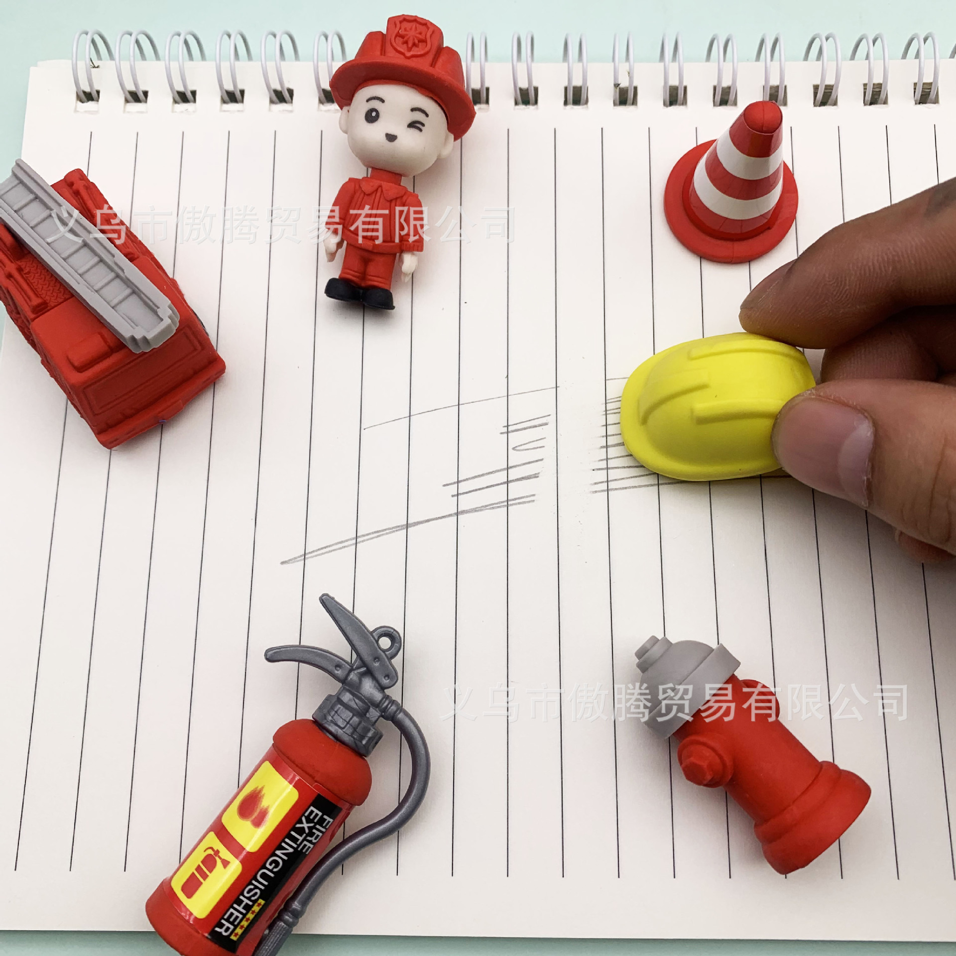 dibujos animados creativos héroes de fuego borracha simulación modelado camión de bomberos borracha desmontable pequeño premio