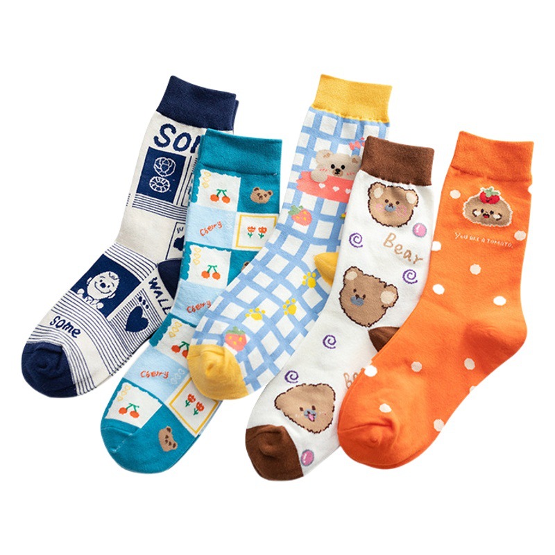 Calcetines de algodón de color puro de las mujeres de la mitad de la pantorrilla de dibujos animados lindo oso ins medias de moda al por mayor para la primavera, el otoño y los estudiantes de invierno