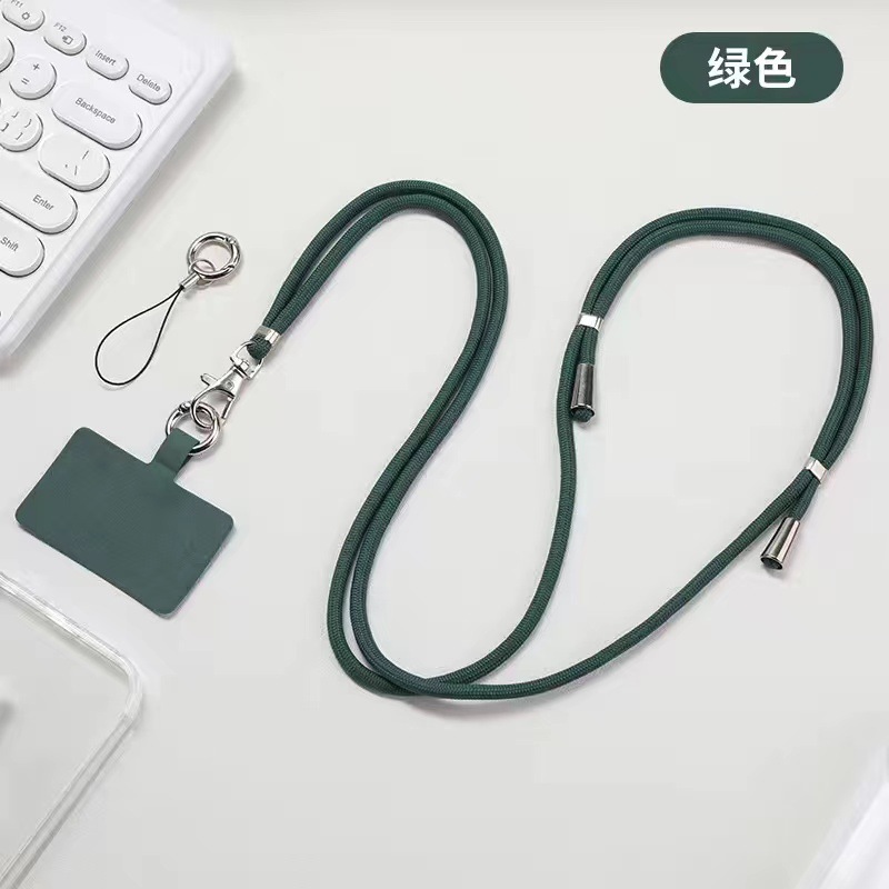 携帯電話のストラップの首が斜めにまたがっています。|undefined