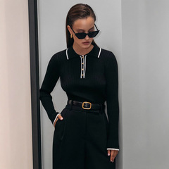 ニットの女性はセーターを着て欧米の国境を越えてセーターを編んでいる