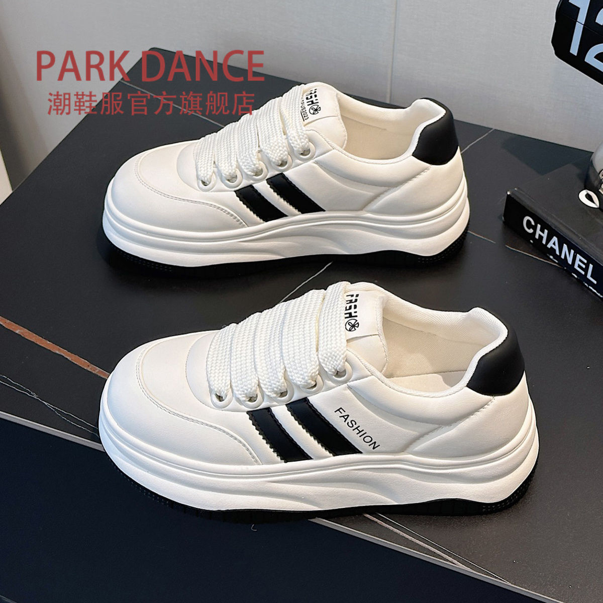 Pequeños zapatos blancos de primavera de 2024 para mujeres nuevos zapatos de skate casuales ligeros versátiles con suela gruesa y alta zapatos de pan de deporte